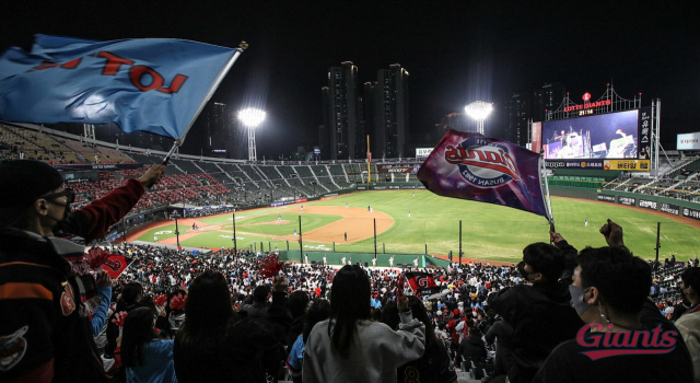 한국프로야구(KBO)는 2023시즌 좀 더 박진감 있는 야구 경기를 위해 ‘스피드 업’ 규정을 강화해 운영한다. 2022시즌 롯데 자이언츠 홈 개막전 당시 모습. 부산일보DB