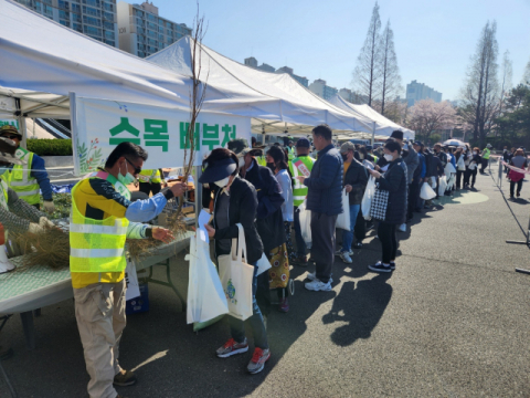 창원시, 2023년 나무 나누어주기 행사 성황리에 완료
