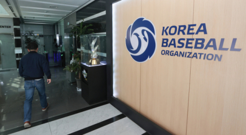 개막 전날 KBO 압색…선수는 성범죄, 단장은 뒷돈 “왜 이러나”
