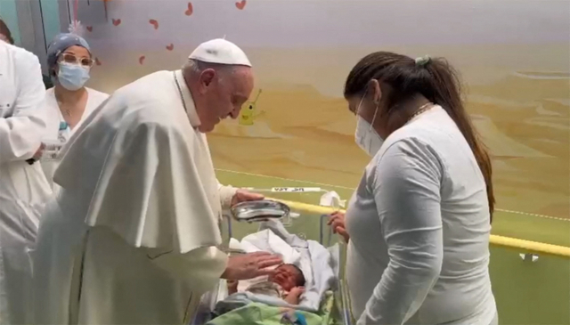 31일(현지시간) 프란치스코 교황이 치료를 위해 입원한 이탈리아 로마의 제멜리 병원 소아암 병동을 방문해 한 남자 아이에게 세례를 주고 있다. AFP연합뉴스