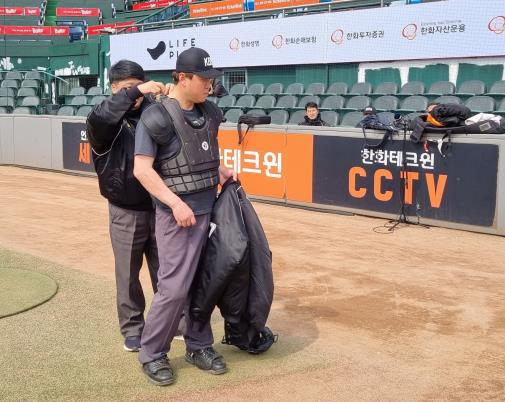 대한야구소프트볼협회 김원재 심판위원이 지난달 28일 대전한화생명이글스파크에서 열린 자동 볼·스트라이크 판정시스템(로봇심판) 시연회에서 장비를 착용하고 있다. 연합뉴스