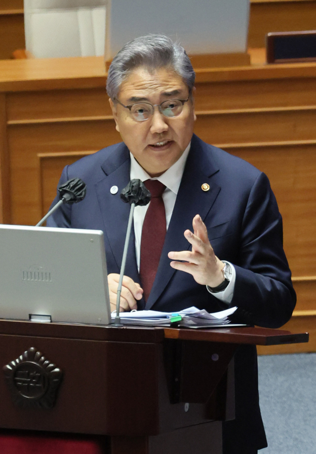 박진 장관이 3일 국회에서 열린 본회의에서 더불어민주당 김병주 의원의 질문에 답변하고 있다. 연합뉴스