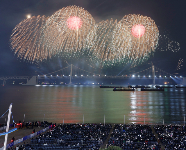 지난 6일 부산 수영구 광안리해수욕장에서 열린 2030부산세계박람회 유치기원 불꽃축제. 국제박람회기구(BIE) 실사단은 이날 광안리해변에서 불꽃쇼를 관람했다. 연합뉴스