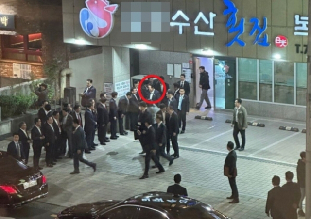 윤석열 대통령이 지난 6일 부산 해운대의 한 횟집에서 저녁식사를 마친뒤 참석자들과 인사를 나누고 있다. 온라인 커뮤니티