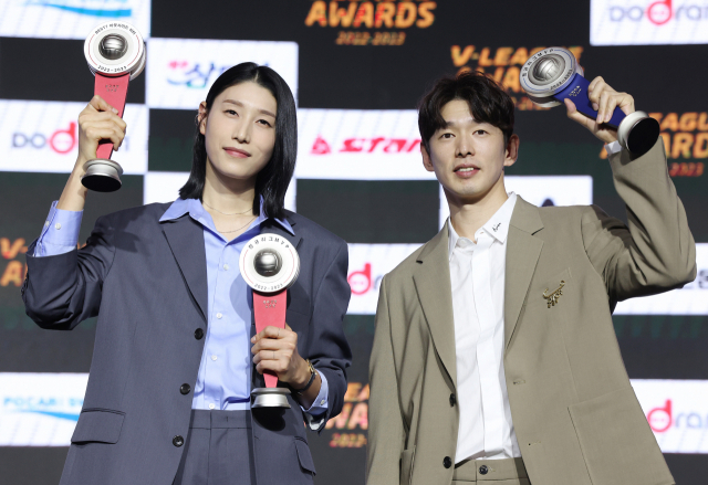 10일 오후 서울에서 열린 프로배구 2022-2023 V-리그 시상식에서 정규리그 MVP를 수상한 흥국생명 김연경(왼쪽)과 대한항공 한선수가 기념촬영을 하고 있다. 연합뉴스