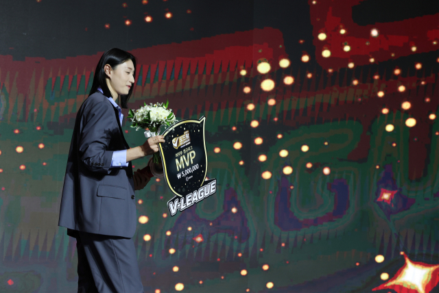 10일 오후 열린 프로배구 2022-2023 V-리그 시상식에서 여자부 정규리그 MVP를 수상한 흥국생명 김연경이 수상소감을 말하기 위해 이동하고 있다. 연합뉴스