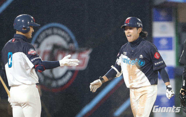 롯데 자이언츠 외야수 황성빈이 12일 병원 진단 결과 왼손 검지 미세골절 진단을 받았다. 황성빈이 11일 LG와의 경기에서 홈에서 득점에 성공한 뒤 왼쪽 손가락을 움켜쥔 채 안권수와 하이파이브를 하고 있다. 롯데 자이언츠 제공