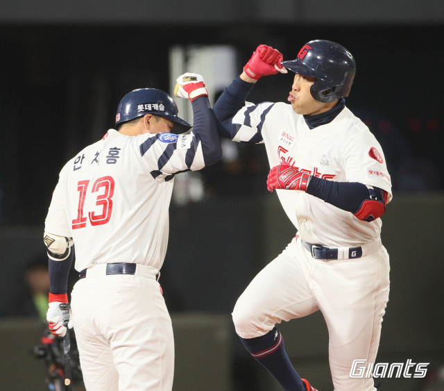 롯데 자이언츠 외야수 전준우는 18일 부산 사직야구장에서 열린 KIA 타이거즈와의 시즌 1차전에서 3회 말 솔로포를 터뜨렸다. 롯데 자이언츠 제공