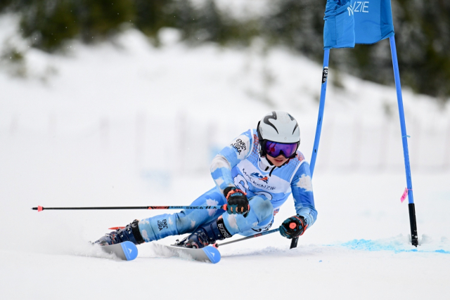 17일(한국시간) 캐나다 휘슬러 블랙콤스키장에서 열린 휘슬러컵 국제 주니어 스키대회 남자 14세 이하 경기 회전에서 금메달을 딴 최범근이 슬로프 기문을 통과하고 있다. 최범근 제공