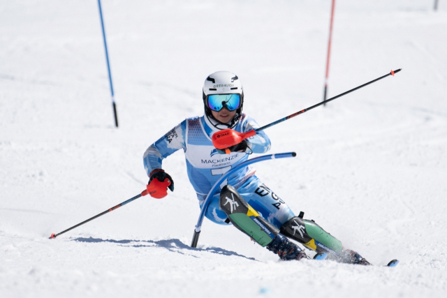 17일(한국시간) 캐나다 휘슬러 블랙콤스키장에서 열린 휘슬러컵 국제 주니어 스키대회 남자 14세 이하 경기 회전에서 금메달을 딴 최범근이 경기에서 슬로프를 내려오고 있다. 최범근 제공