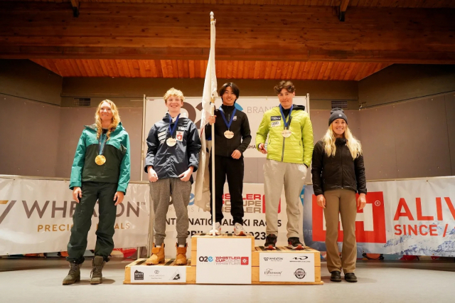 17일(한국시간) 캐나다 휘슬러 블랙콤스키장에서 열린 휘슬러컵 국제 주니어 스키대회 남자 14세 이하 경기 회전에서 금메달을 딴 최범근이 태극기를 들고 시상대 맨 위에 섰다. 최범근 제공