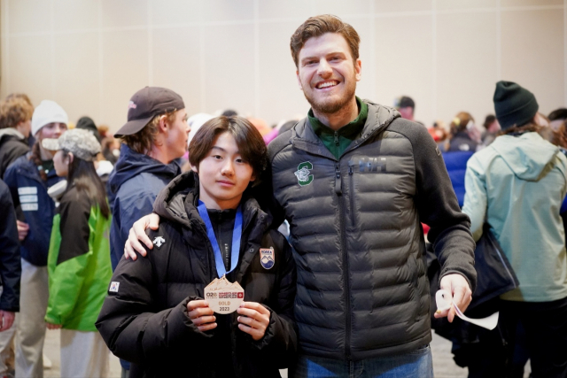 휘슬러컵 국제 주니어 스키대회 남자부 14세 이하 경기 회전에서 우승한 최범근(왼쪽)이 미국 카디건 마운틴스쿨 스키 클럽 지오바니 파시나(Giovanni Fassina) 코치와 함께 포즈를 취하고 있다. 최범근 제공