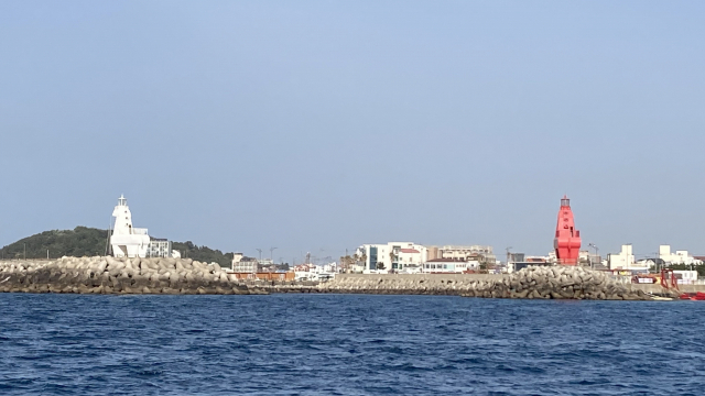 제주 명물 이호항 말등대의 궁둥이를 동시에 볼 수 있는 곳은 바다 위 뿐이다. 그러고 보니 이 등대는 뱃사람이 아닌 육지 관광객을 위한 것인가?