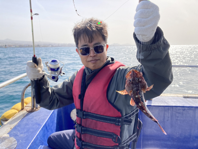 씨알 좋은 붉은쏨뱅이를 낚은 낚시체험단 일행. 이 분 덕분에 바구니가 그나마 찼다.