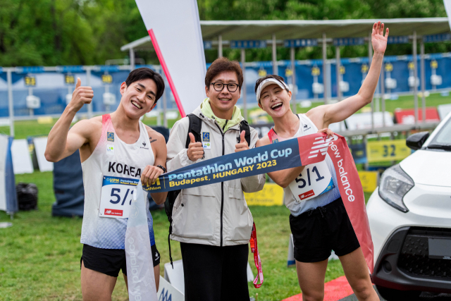 근대5종 국가대표 서창완(왼쪽·전남도청)과 김선우(오른쪽·경기도청)가 1일(한국시간) 헝가리 부다페스트에서 끝난 국제근대5종연맹(UIPM) 2023시즌 월드컵 3차 대회 혼성 계주에서 합계 1382점을 얻어 우승을 차지했다. 가운데는 김성진 코치. 연합뉴스