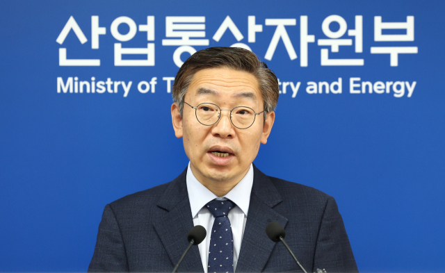 김완기 산업통상자원부 무역투자실장이 1일 오전 세종시 정부세종청사에서 ‘4월 수출입 동향’을 발표하고 있다. 연합뉴스