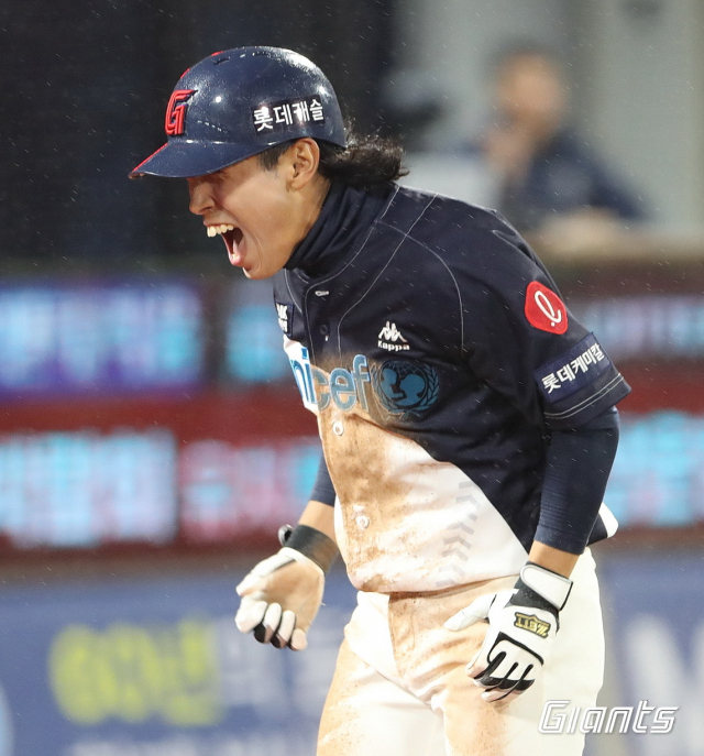 롯데 자이언츠 외야수 황성빈은 “꼬마 시절 야구장에서 선수들에게 사인볼을 받았을 때의 기쁨을 아직도 잊지 못한다”며 “많은 롯데 팬들에게 받은 사랑을 함께 나누도록 하겠다”고 감사 인사를 전했다. 롯데 자이언츠 제공