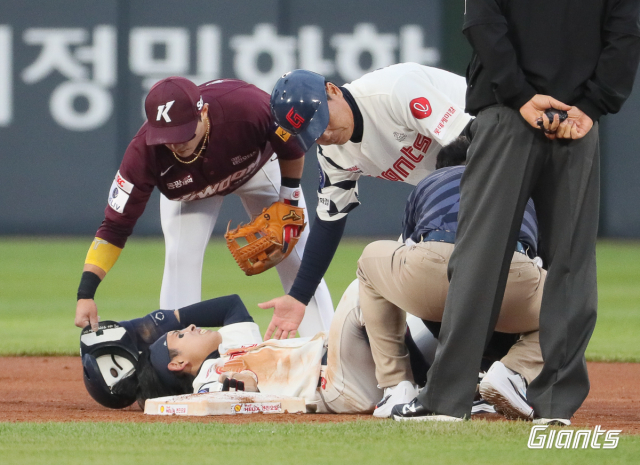 롯데 자이언츠 외야수 황성빈은 지난달 28일 부산 사직구장에서 열린 키움 히어로즈와의 경기에서 발목 부상을 당해 현재 일본에서 재활 치료 전념하고 있다. 롯데 자이언츠 제공