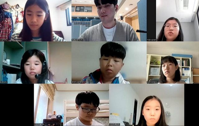 올해 새로 뽑힌 어린이법제관들이 착한 사마리아인에 대한 법을 주제로 열띤 토론을 펼쳤다. 착한 행위는 장려해야 한다는 의견과 이를 법으로 강제해서는 안된다는 찬반 의견이 나왔다. 사진은 제16기 어린이법제관 토론마당이 온라인으로 열리는 모습. 법제처 제공