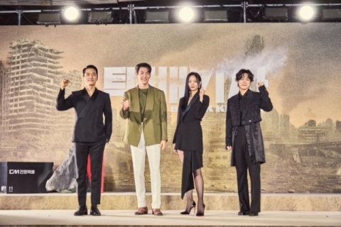 넷플릭스 오리지널 시리즈 ‘택배기사’에 출연한 배우들이 10일 제작발표회에 참석해 포즈를 취하고 있다. (왼쪽부터) 배우 송승헌, 김우빈, 이솜, 강유석. 넷플릭스 제공