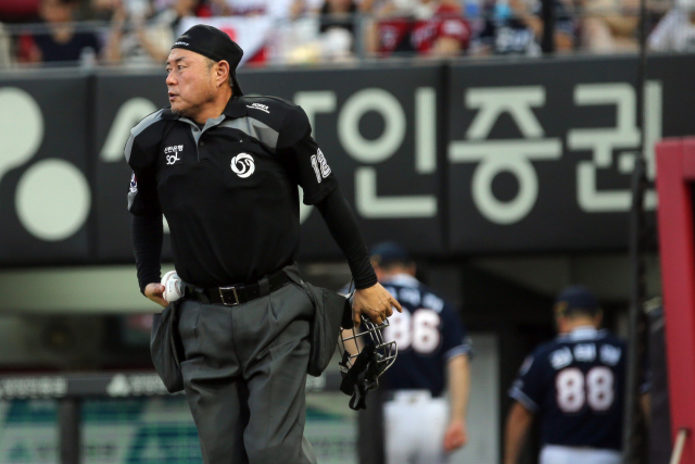 이영재 한국야구위원회(KBO) 심판위원은 지난달 8일 KBO로부터 무기한 퓨처스리그 강등과 벌금 100만 원의 징계를 받았다. 이 심판위원은 지난 2일 창원에서 열린 NC 다이노스와 LG 트윈스와의 경기에서 1군 경기에 복귀했다. KBO 제공