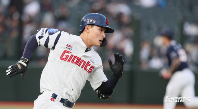 롯데 자이언츠 외야수 윤동희는 11일 부산 사직야구장에서 열린 두산 베어스와의 홈 경기에서 프로 첫 멀티 안타를 기록하며 좋은 활약을 펼쳤다. 롯데 자이언츠 제공