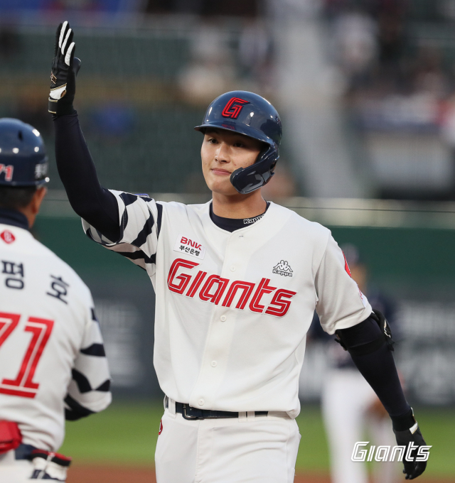 롯데 자이언츠 외야수 윤동희는 11일 부산 사직야구장에서 열린 두산 베어스와의 홈 경기에서 프로 첫 멀티 안타를 기록하며 좋은 활약을 펼쳤다. 롯데 자이언츠 제공