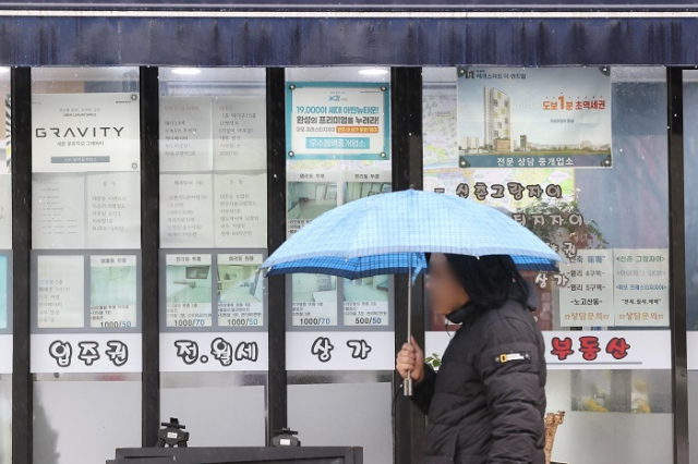 지난 6월 부산의 주택 매매거래량(모든 유형 주택 포함)이 한달 전보다 10% 감소한 것으로 나타났다. 사진은 서울 한 부동산중개업소 모습. 연합뉴스