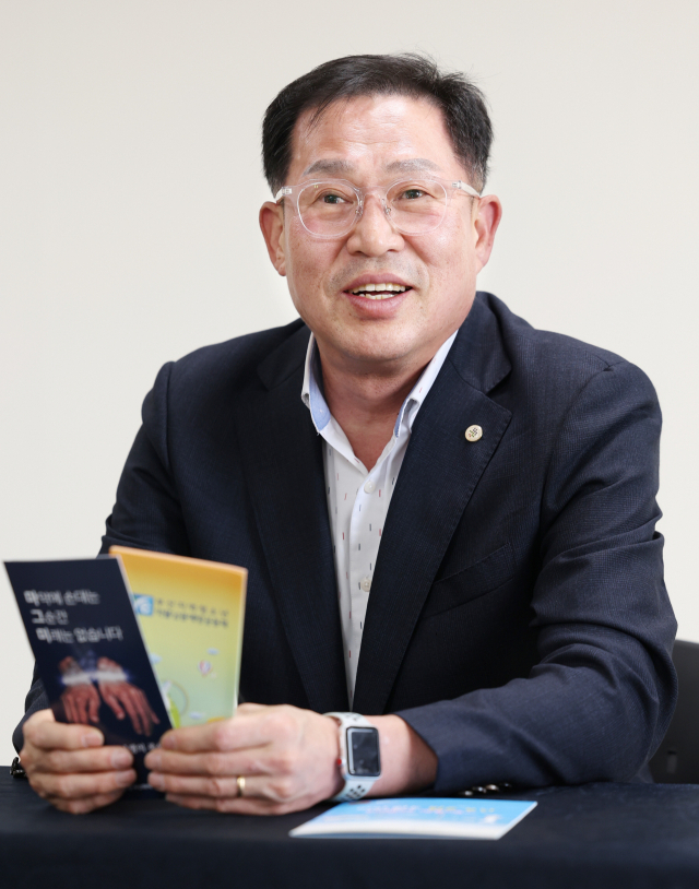 청소년의 약물 오·남용 문제와 마약 중독의 연관성을 설명하는 최창욱 부산마약퇴치운동본부장. 정대현 기자 jhyun@