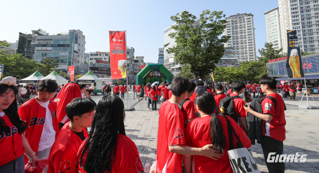 20일 부산 사직야구장에는 롯데 자이언츠의 야구를 직접 보려는 관중들로 북새통을 이뤘다. 롯데 자이언츠 제공