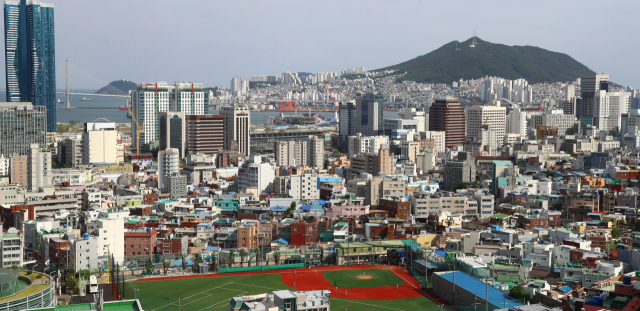 인구감소지역으로 지정된 원도심 지자체인 부산 동구·서구·영도구가 하나의 생활권을 형성해 인구 감소에 공동 대응하기로 했다. 동구 부산역 일대. 부산일보DB