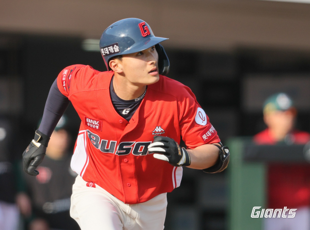 롯데 자이언츠 윤동희는 2년 차 타자답지 않은 침착함과 뛰어난 선구안으로 좋은 활약을 펼치고 있다. 롯데 자이언츠 제공