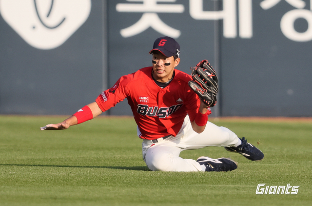 롯데 자이언츠 김민석이 20일 부산 사직야구장에서 열린 SSG 랜더스와의 경기에서 외야 플라이 타구를 아웃으로 처리하고 있다. 롯데 자이언츠 제공