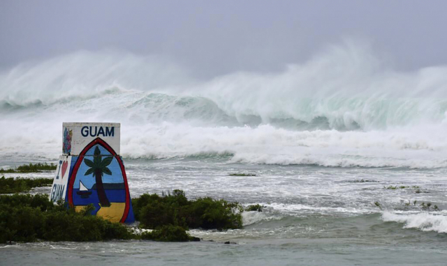 24일(현지시간) ‘슈퍼 태풍’ 마와르로 인해 거친 파도가 몰아치고 있는 괌 해변. AP연합뉴스연합뉴스