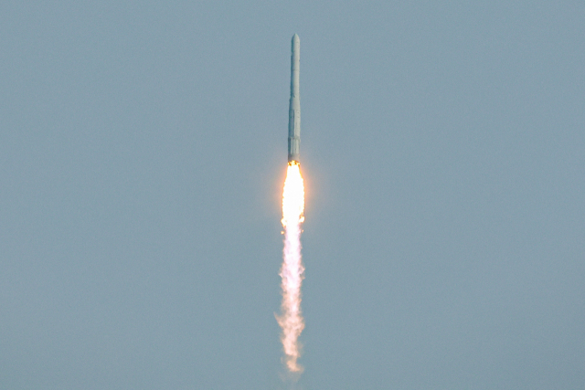 25일 오후 전남 고흥군 나로우주센터에서 국내 처음으로 실용 위성을 탑재해 3차 발사된 ‘누리호(KSLV-Ⅱ)’가 우주로 향하고 있다. 연합뉴스