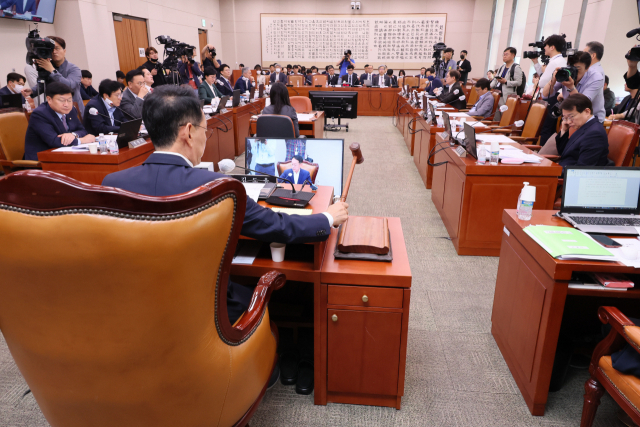 25일 오전 국회에서 열린 법제사법위원회 전체회의에서 김도읍 법사위원장이 의사봉을 두드리고 있다. 연합뉴스