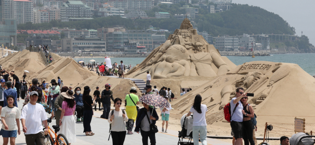 지난 21일 부산 해운대해수욕장에서 열린 ‘2023 해운대 모래축제’에서 많은 관광객이 모래 작품을 감상하고 있다. 국내외 작가 11명이 참가해 14개 모래 작품을 다음 달 6일까지 선보인다. 부산일보DB
