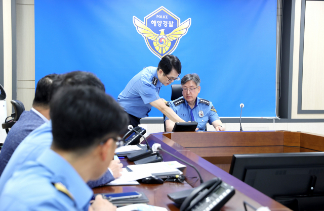 김종욱 해양경찰청장이 31일 해양경찰청에서 북한 우주발사체 발사 관련 상황대책팀을 소집하여 발사체 낙하구역에 대한 항행선박 및 출어선 이상 유무를 점검하고 있다. 연합뉴스 제공.