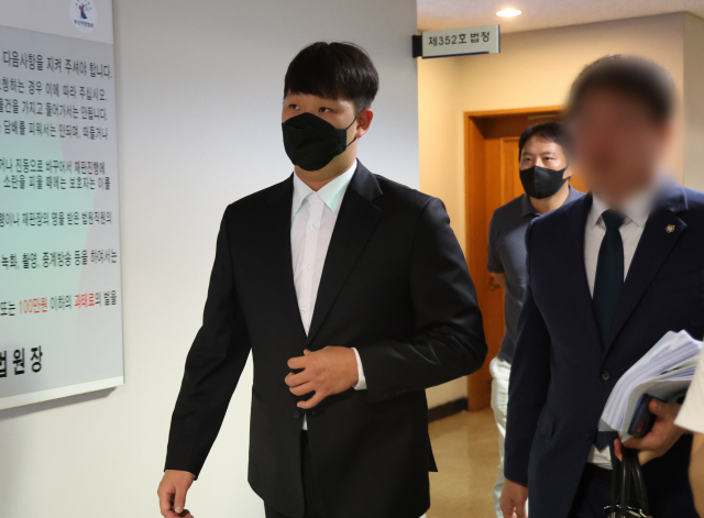 롯데 자이언츠 전 투수였던 서준원 씨가 2023년 5월 31일 오전 첫 공판을 마치고 부산지방법원 법정을 나서고 있다. 이재찬 기자 chan@