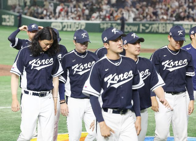 지난 3월 10일 오후 일본 도쿄돔에서 열린 2023 월드베이스볼클래식(WBC) B조 본선 1라운드 한국과 일본의 경기가 한국의 4대13 패배로 끝났다. 경기를 마친 한국 투수들이 어두운 표정으로 그라운드를 떠나고 있다. 연합뉴스