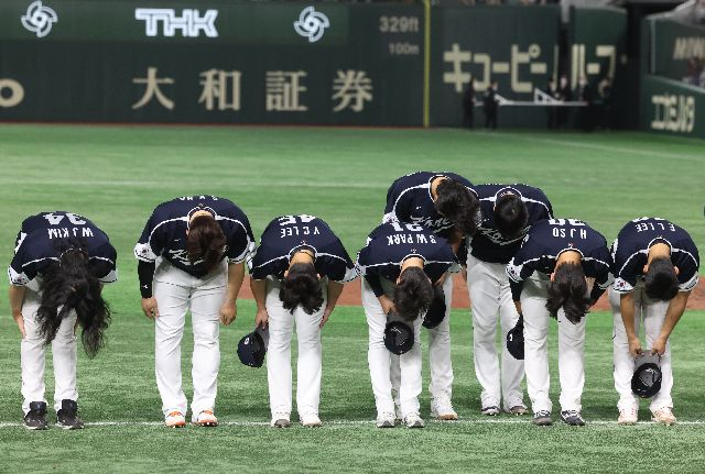 지난 3월 10일 오후 일본 도쿄돔에서 열린 2023 월드베이스볼클래식(WBC) B조 본선 1라운드 한국과 일본의 경기가 한국의 4대13 패배로 끝났다. 경기를 마친 한국 투수들이 고개 숙여 인사하고 있다.