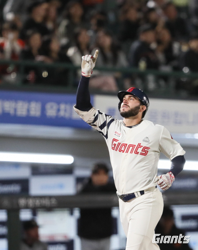 롯데 자이언츠는 6월 부상 선수와 군 제대 선수가 합류하면서 더욱 탄탄한 전력을 갖출 것으로 기대된다. 외국인 타자 잭 렉스는 무릎 부상에서 회복해 2일부터 사흘간 열리는 KIA 타이거즈와의 홈 3연전에 출전할 전망이다. 롯데 자이언츠 제공