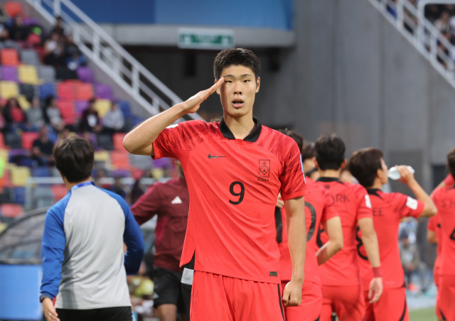 한국 대표팀의 이영준이 2일(한국시간) 아르헨티나 산티아고 델 에스테로 스타디움에서 열린 2023 U-20 월드컵 16강전 에콰도르와의 경기에서 선제골을 넣은 뒤 경례하고 있다. 연합뉴스