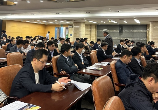 국토교통부는 20일 서울 논현동 건설회관에서 건설업체를 대상으로 가덕신공항 기본계획과 추진계획을 알리는 설명회를 가졌다. 사진은 2차 설명회 당시 모습. 부산일보 DB