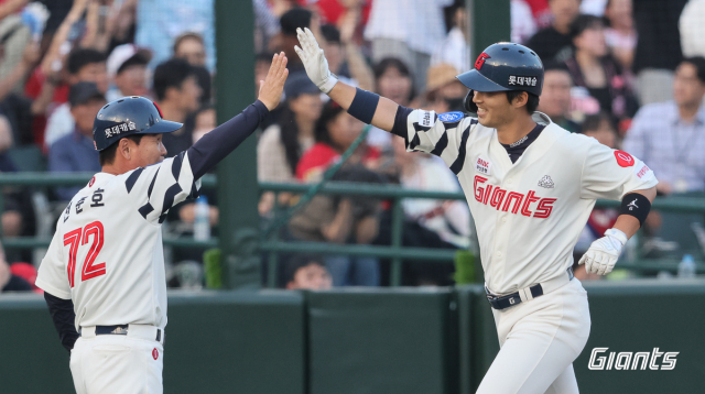 롯데 자이언츠 내야수 이학주는 지난 2일 KIA 타이거즈와의 경기에서 1회 프로 첫 그랜드슬램을 달성하며 팀 승리에 결정적인 역할을 했다. 이학주가 만루홈런을 친 뒤 전준호 3루 코치와 하이파이브를 하고 있다. 롯데 자이언츠 제공