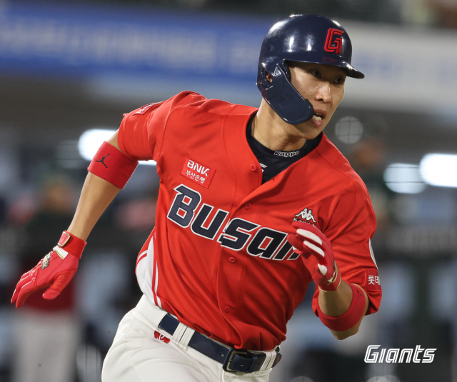 롯데 자이언츠 내야수 박승욱은 올 시즌 '슈퍼 백업'으로 불리며 롯데의 상위권 도약에 핵심적인 역할을 하고 있다. 롯데 자이언츠 제공