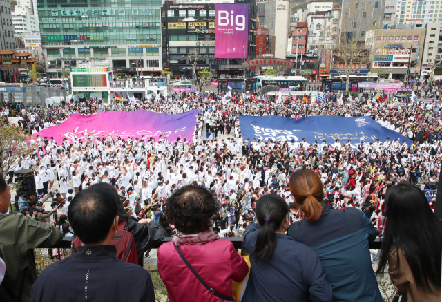 2030월드엑스포 개최 후보지인 부산을 실사하기 위해 방한한 국제박람회기구(BIE) 실사단을 환영하는 모습. 부산일보DB