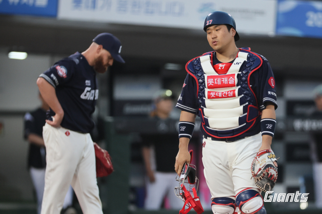 롯데 자이언츠는 8일 부산 사직구장에서 열린 KT 위즈와의 시즌 9차전에서 연장 12회 초 실점하며 6-7로 졌다. 롯데 자이언츠 제공