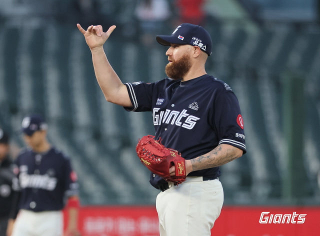 롯데 자이언츠 투수 댄 스트레일리는 8일 부산 사직구장에서 열린 KT 위즈와의 경기에서 5이닝 5실점 8피안타를 기록한 뒤 마운드를 내려갔다. 롯데 자이언츠 제공