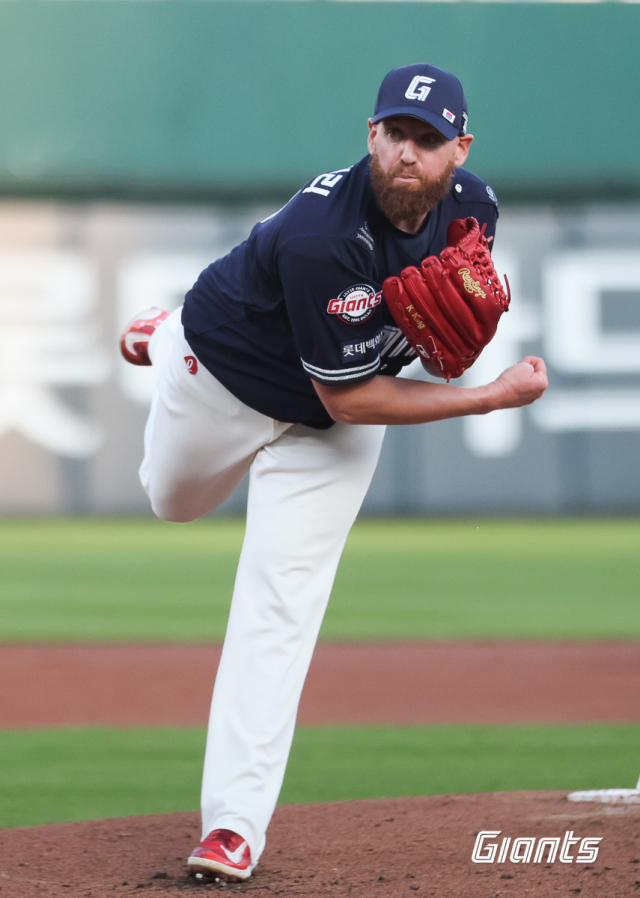 롯데 자이언츠 투수 댄 스트레일리는 8일 부산 사직구장에서 열린 KT 위즈와의 경기에서 5이닝 5실점 8피안타를 기록한 뒤 마운드를 내려갔다. 롯데 자이언츠 제공
